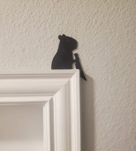 Nắp cửa hình capybara cầm dao hài hước - Image 2