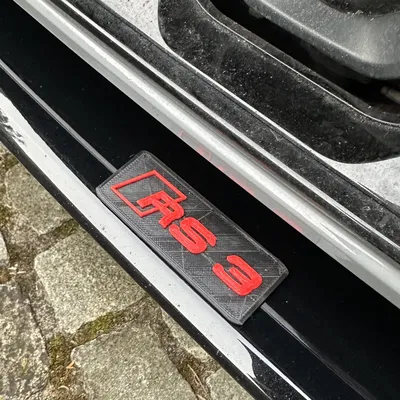 Biểu tượng Audi RS3 gắn trên cản trước xe ô tô