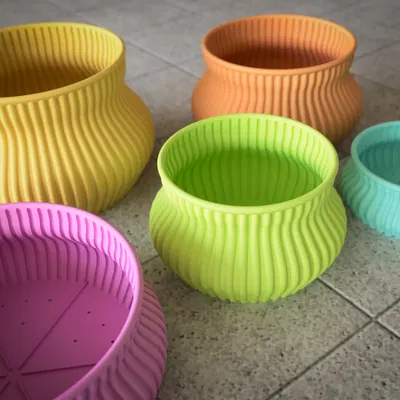 Chậu hoa cong cổ điển với họa tiết trang trí dọc dày