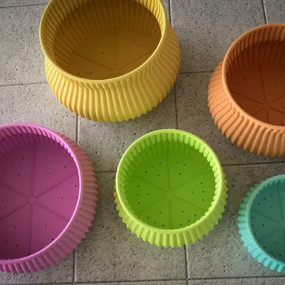 Chậu hoa cong cổ điển với họa tiết trang trí dọc dày