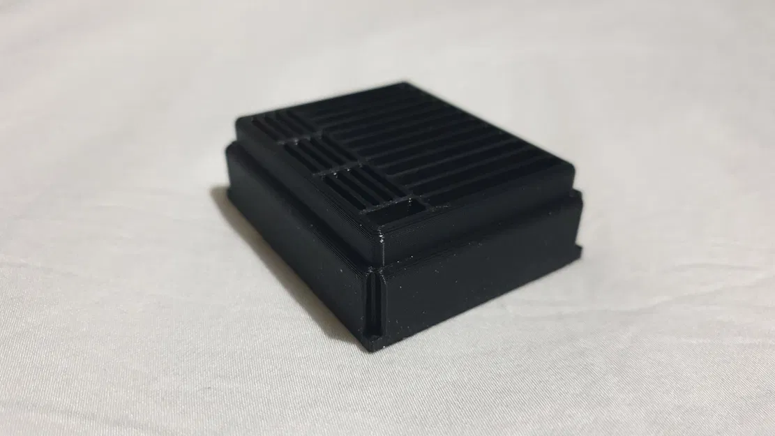 Giá đỡ thẻ nhớ SD và MicroSD 12 ngăn của Kyle Ireland - Image 2