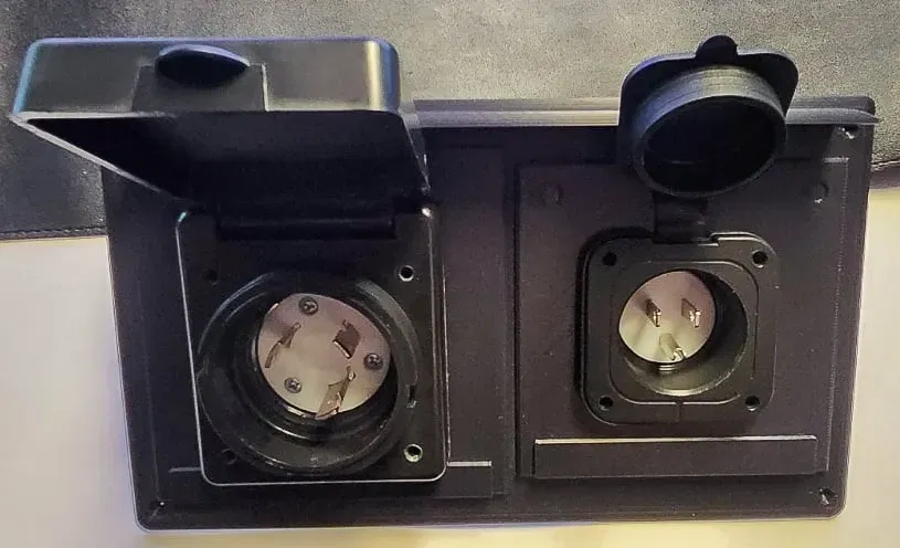 Bộ lắp đặt kết hợp cổng nguồn RV 30 và 15 Amp - Image 1