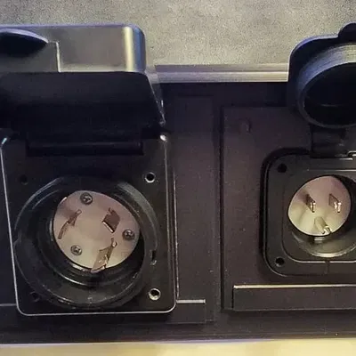 Bộ lắp đặt kết hợp cổng nguồn RV 30 và 15 Amp