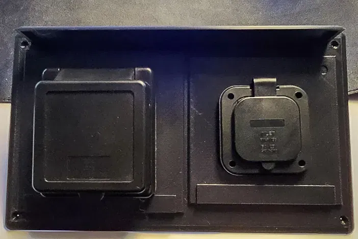 Bộ lắp đặt kết hợp cổng nguồn RV 30 và 15 Amp - Image 2