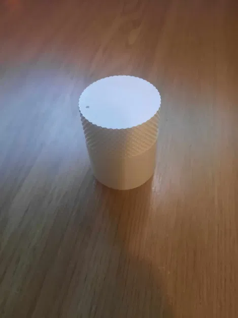 Container đơn giản với nắp vặn và lỗ móc chìa khóa - Image 1