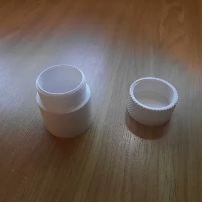 Container đơn giản với nắp vặn và lỗ móc chìa khóa