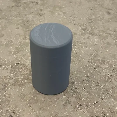 Lọ nhỏ với chỗ để AirTag trong đáy