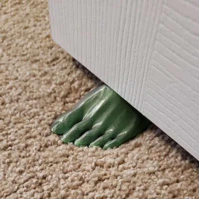 Chân đế giữ cửa hình bàn chân độc đáo