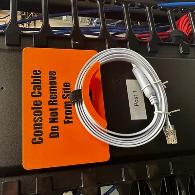 Biển báo cáp Console với giá đỡ cho cáp USB
