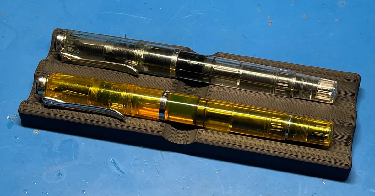 Khay để hai bút mực trên bàn làm việc - Image 1