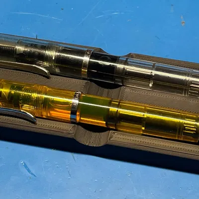 Khay để hai bút mực trên bàn làm việc