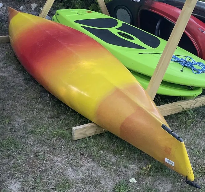 Giá đỡ kayak hình chóp chống trượt trên giá gỗ - Image 2