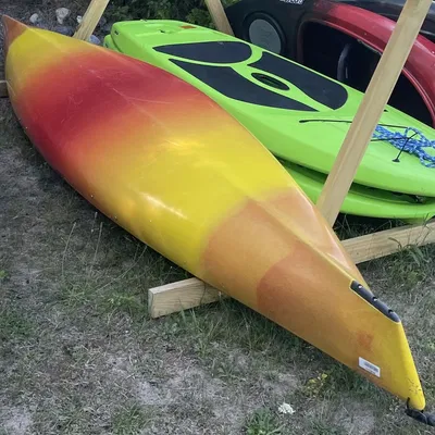 Giá đỡ kayak hình chóp chống trượt trên giá gỗ