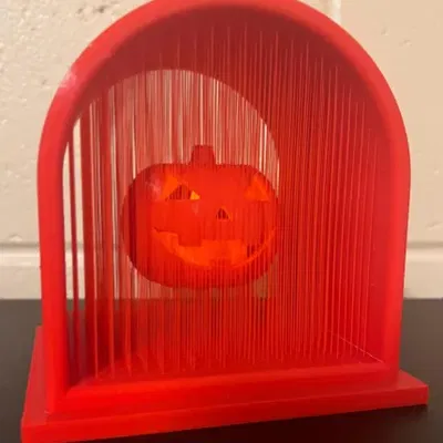 Đèn lồng bí ngô treo trong khung hình bia mộ