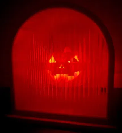 Đèn lồng bí ngô treo trong khung hình bia mộ - Image 4