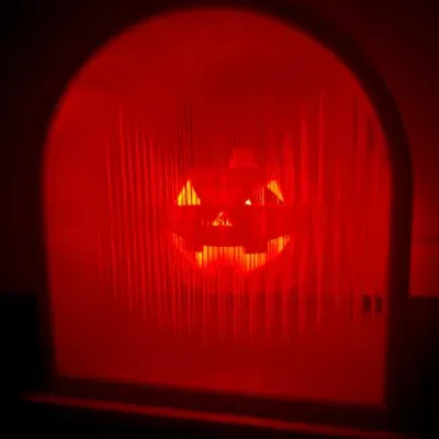 Đèn lồng bí ngô treo trong khung hình bia mộ