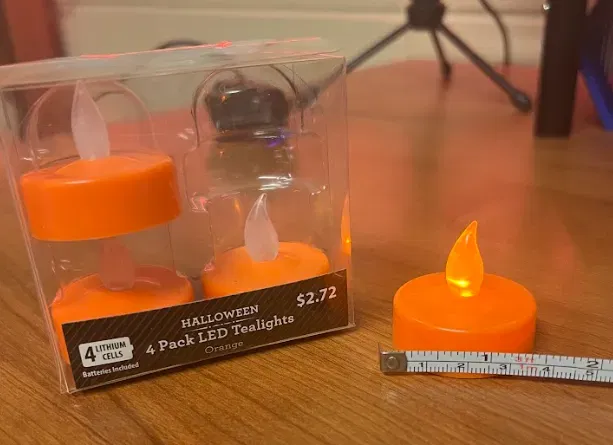 Đèn lồng bí ngô treo trong khung hình bia mộ - Image 5