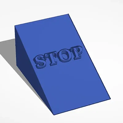 Giá đỡ cửa với chữ "STOP" và tên riêng