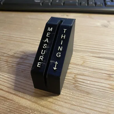 Giá đỡ thước kẻ nhỏ gọn cho không gian làm việc