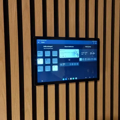 Giá đỡ máy tính bảng treo tường với nam châm đơn giản