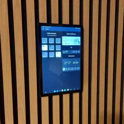 Giá đỡ máy tính bảng treo tường với nam châm đơn giản
