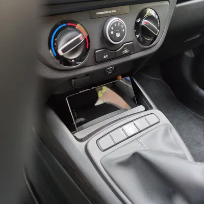 Giá đỡ smartphone cho ngăn chứa trung tâm Hyundai i10 (AC3)