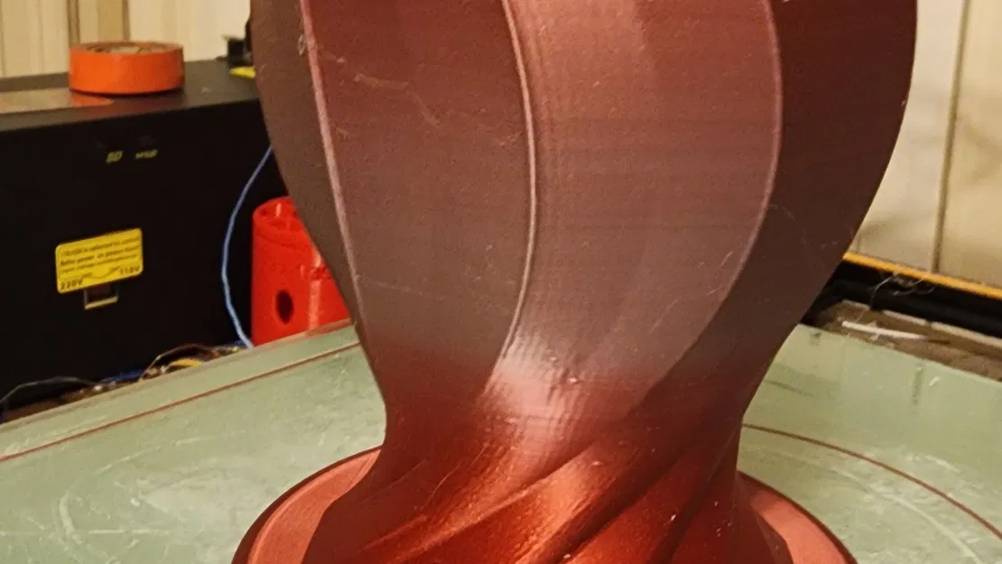 Bình hoa xoắn độc đáo cho trang trí nội thất - Image 1