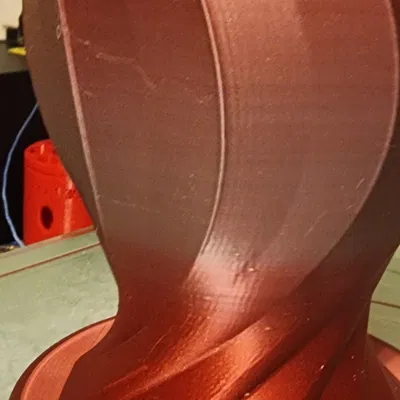 Bình hoa xoắn độc đáo cho trang trí nội thất