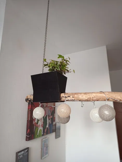 Chậu cây treo trên cột gỗ - Image 1