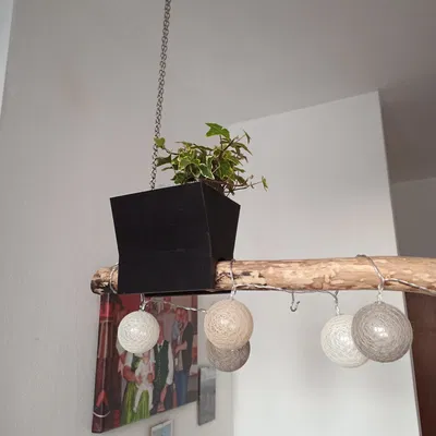 Chậu cây treo trên cột gỗ