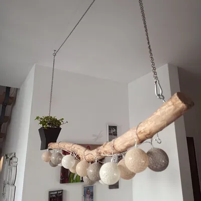 Chậu cây treo trên cột gỗ