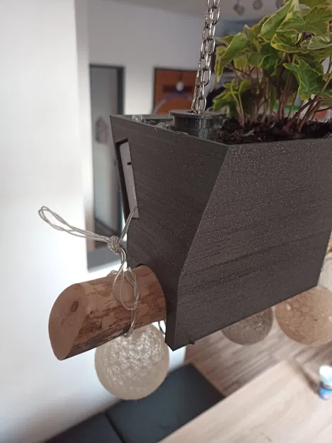 Chậu cây treo trên cột gỗ - Image 5