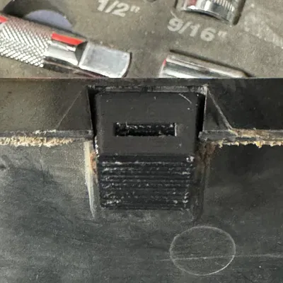 Cái kẹp giữ nẹp cốp cho xe Holden Calais VK VL