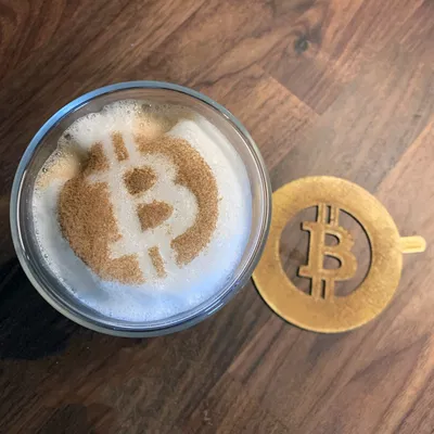 Khuôn in cappuccino Bitcoin độc đáo cho ly cà phê