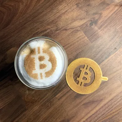 Khuôn in cappuccino Bitcoin độc đáo cho ly cà phê
