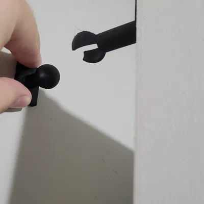 Cơ chế chốt cửa với kẹp bóng giữ cửa mở