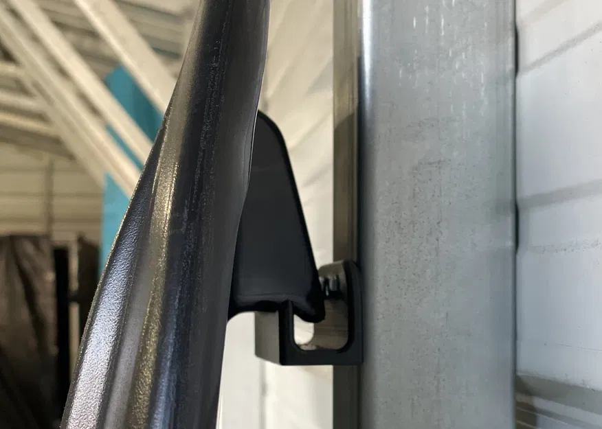 Giá treo kneeboard gắn tường với móc dây kéo - Image 1