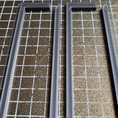 Cọc đánh dấu kích thước xây dựng trong vườn