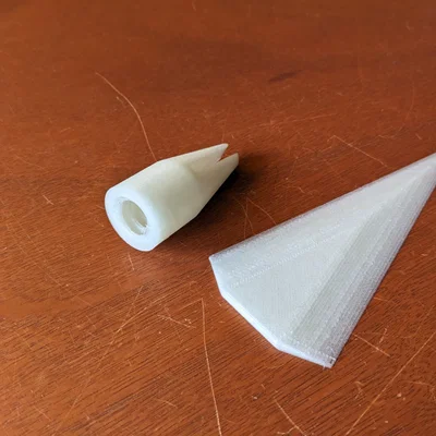 Đầu giáo mác gắn vào tay cầm cây lau cho trang phục Halloween