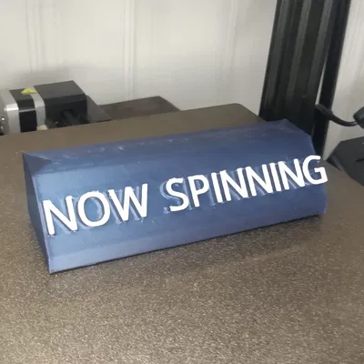 Giá đỡ đĩa vinyl "Now Spinning" cho máy phát nhạc