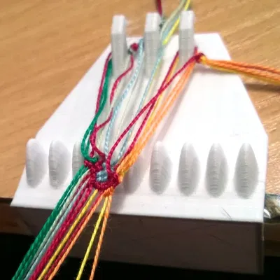 Trợ lý làm vòng tay tình bạn gắn trên bàn làm việc