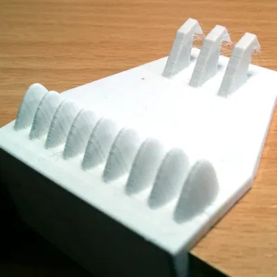 Trợ lý làm vòng tay tình bạn gắn trên bàn làm việc