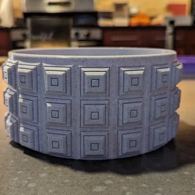 Bát hình chóp với các khối chóp nổi bật trên thành bát