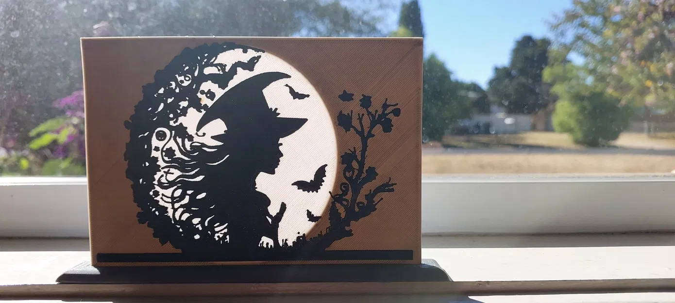 Phù thủy trong ánh trăng với giá đỡ - Image 1