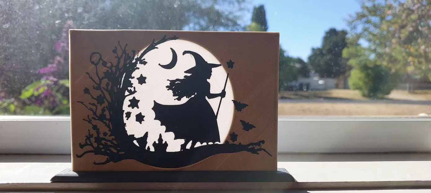 Phù thủy trong ánh trăng với giá đỡ - Image 2