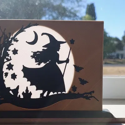 Phù thủy trong ánh trăng với giá đỡ