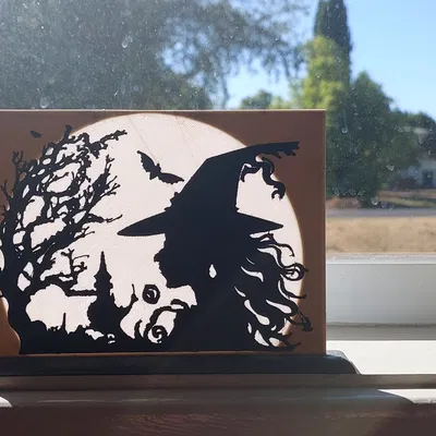 Phù thủy trong ánh trăng với giá đỡ