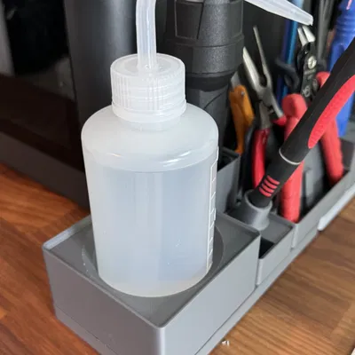 Giá đỡ bình nước rửa Gridfinity cho bàn làm việc