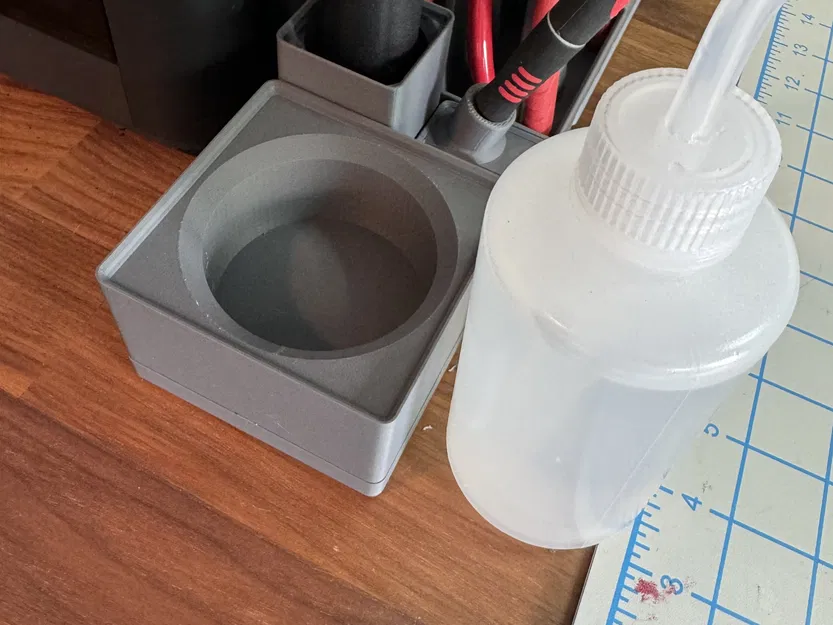 Giá đỡ bình nước rửa Gridfinity cho bàn làm việc - Image 2