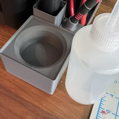 Giá đỡ bình nước rửa Gridfinity cho bàn làm việc